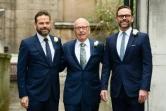 Le magnat des médias australien Rupert Murdoch (c) avec ses fils Lachlan (g) et James sur le parvis de St Bride à Londres, le 5 mars 2016