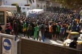 Des migrants attendent devant le centre d'accueil de Lampedusa, le 17 septembre 2023 en Italie