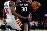 Julius Randle (d) des New York Knicks à la lutte avec Ian Mahinmi des Washington Wizards, en NBA au Madison Square Garden, le 23 décembre 2019  