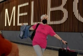 Une passagère arrive à l'aéroport de Melbourne après la réouverture des frontières par l'Australie, le 21 février 2022