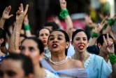 Des femmes habillées et coiffées comme Evita Peron participent à une marche à la veille de l'investiture du nouveau président argentin Alberto Fernandez, le 9 décembre 2019 à Buenos Aires