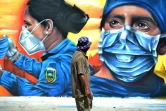 Une peinture murale montre un soignant et une policière à Tegucigalpa, au Honduras, le 14 septembre 2020