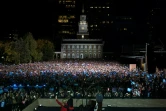 La candidate démocrate Hillary Clinton arrive sur scène, devant 40.000 personnes environ, à Philadelphie le 7 novembre 2016
