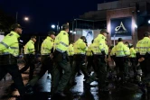 Des policiers colombiens prennent position devant le centre commercial où 3 personnes sont mortes dans un attentat le 18 juin 2017 à Bogota 