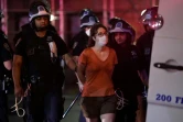 Arrestation d'une jeune manifestante blanche par la police à Manhattan, le 5 juin 2020
