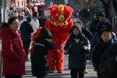 Une danse du lion dans une rue de Pékin à la veille de la nouvelle année lunaire du serpent, le 28 janvier 2025