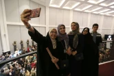 Des spectateurs font un selfie le 3 décembre 2018 à l'hôtel Espinas Palace de Téhéran où se joue avec succès une comédie musicale tirée des "Misérables"