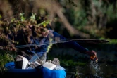 Omar Menchaca récupère des déchets en plastique dans les eaux des canaux de Xochimilco, le 25 janvier 2022 au Mexique
