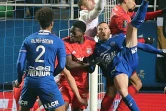 L'attaquant troyen Renaud Ripart tente de tromper le gardien portugais de Lyon, Anthony Lope, lors de la 21e journée de Ligue 1, le 16 janvier 2022 au Stade de l'Aube