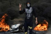 Un manifestant irakien bloque une route dans la ville irakienne de Najaf (sud), le 27 novembre 2019