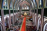 Des catholiques assistent dans la cathédrale Sainte Marie à Rangoun à la messe célébrée par le pape François le 30 novembre 2017 