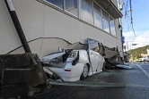 L'épave d'une voiture écrasée sous un bâtiment à Anamizu dans le département d'Ishikawa le 4 janvier 2024 après le séisme du Nouvel An