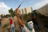 Un jeune Palestinien brandit un couteau le 18 octobre 2015 à Tulkarem  