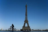 Malgré un temps printanier, les abords de la Tour Eiffel étaient peu fréquentés le 5 avril 2020
