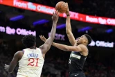 Giannis Antetokounmpo des Milwaukee Bucks (d) à la lutte avec Joel Embiid des Philadelphia 76ers, en NBA, le 25 décembre 2019 à Philadelphie