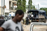 Des partisans de Jean Ping sont emmenés dans un camion par la police, devant le quartier général de l'opposant gabonais, le 1er septembre 2016 à Libreville