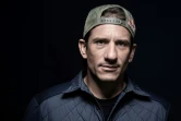 Le skieur français Fred Fugen, spécialiste de chute libre, de parachutisme, de BASE jump et de vol en wingsuit, pose lors d'une séance photo, le 22 septembre 2020 à Paris