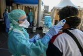 Relevé de température dans un poste avancé Covid-19 de l'hôpital Saint Roch à Montpellier, le 8 avril 2020