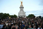 La foule se rassemble devant Buckingham Palace après la mort de la reine Elizabeth II, le 8 septembre 2022