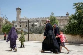 Des Palestiniens près du Tombeau des Patriarches, également appelé Mosquée d'Ibrahim, le 7 juillet à Hébron