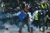 Les forces de l'ordre aspergent de gaz lacrymogène des "gilets jaunes" à Nantes, le 5 janvier 2019