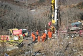 Des équipes de secours travaillent sur le site de la mine d'or de Qixia, où des mineurs sont bloqués sous terre, le 18 janvier 2021 en Chine