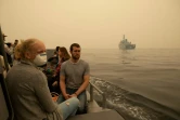 Des personnes évacuées de Mallacoota (Australie) par la marine australienne le 3 janvier 2020 