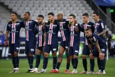 les joueurs du Paris Saint-Germain attendent le résultat des tirs au bur lors de la finale de la Coupe de la Ligue contre l'Olympique Lyonnais au Stade de France à Saint-Denis, près de Paris, le 31 juillet 2020
