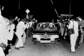 Une voiture de police quitte l'aéroport de Fürstenfeldbruck, près de Munich, le 6 septembre 1972, transportant des preneurs d'otages arrêtés