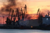 Photo publiée sur la chaîne Telegram @VentdeCrimee, le 26 décembre 2023, montrant de la fumée au-dessus d'un navire de guerre endommagé par une attaque ukrainienne dans le port de Feodosiya, en Crimée sous contrôle russe