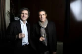 Le chanteur Julien Clerc (d) et son delu-frère le journaliste Gérard Leclerc, le 13 décembre 2010 à Paris