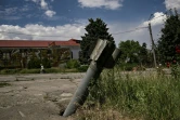 Une roquette plantée dans le bitume d'une rue de Lyssytchansk, le 17 juin 2022 dans l'est de l'Ukraine