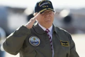 Le président américain Donald Trump, fait le salut militaire avant de monter à bord de son avion, sur la base aérienne de Langley, en Virginie, le 2 mars 2017