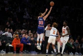 Spike Lee regarde Stephen Curry #30 des Golden State Warriors tirer contre les New York Knicks pendant leur match au Madison Square Garden le 14 décembre 2021 à New York