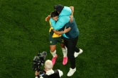 L'entraîneur australien Tony Gustavsson et l'attaquante australienne Sam Kerr se congratulent après la victoire de l'Australie contre le Danemark, en huitièmes de finale du Mondial, à Sydney le 7 août 2023