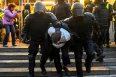 Des policiers arrêtent un manifestant pro-Navalny, le 21 avril 2021 à Saint-Pétersbourg, en Russie
