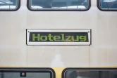 Un train est préparé en hébergement des voyageurs échoués, à la gare centrale d'Hambourg, dans le nord de l'Allemagne, le 17 février 2022