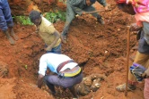 Photo publiée le 22 juillet 2024 par le département de la communication de la zone administrative de Gofa, dans le sud-ouest de l'Ethiopie, montrant des personnes sur les lieux d'un glissement de terrain