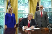 La ministre à la Sécurité intérieure Kirstjen Nielsen et le vice-président Mike Pence regardent le président Donald Trump signant le décret qui met fin à la séparation des familles à la frontière avec le Mexique