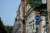 Un habitant se promène à Toulouse, l'enseigne d'une pharmacie affichant 43 degrés celsius, le 17 juillet 2022