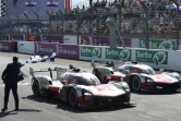 Le directeur des 24 Heures du Mans,  Patrick Morisseau agite le drapeau à damiers, après la victoire de la Toyota n°7, pilotée par le Japonais Kamui Kobayashi, devant l'autre Toyota  n°8, pilotée par le Japonais Kazuki Nakajima, le 22 août 2021 