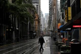 Un piéton dans une rue déserte du quartier d'affaires de Sydney pendant un reconfinement, le 28 juin 2021 en Australie