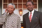 Nelson Mandela (à gauche) avec l'acteur Sidney Poitier (à droite), le 16 mai 1996 à Cape Town