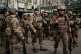 Des soldats ukrainiens arrivent dans un bâtiment abandonné pour se reposer et recevoir un traitement médical après avoir combattu sur la ligne de front pendant deux mois près de Kramatorsk, dans l'est de l'Ukraine, le 30 avril 2022