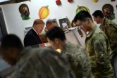 Le président américain Donald Trump sert de la nourriture aux soldats pour Thanksgiving, lors de sa visite à la base américaine de Bagram, le 28 novembre 2019