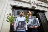 Matthew Caruana Galizia (gauche) et Paul Caruana Galizia, les fils de la journaliste assassinée Daphne Caruana Galizia, lors d'une veillée devant la Haute commission maltaise à Londres six mois après le meurtre, le 16 avril 2018