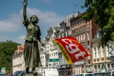 Le drapeau de la CGT accroché à la statue de Jeanne Maillotte le 9 juin 2016 à Lille