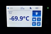 La très basse température qui doit être maintenue pour stocker les vaccins Pfizer-BioNTech dans un congélateur de la pharmacie centrale des hôpitaux le 26 décembre 2020 dans un centre près de Paris