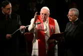 Le pape François bénit les fidèles rassemblés pour assister à la cérémonie du "Chemin de croix", au Colisée de Rome, le 15 avril 2022