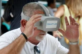 Un homme essaie des lunettes de réalité virtuelle, le 26 juillet 2019 à Miami, en Floride